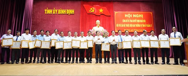 Trao bằng khen của Chủ tịch UBND tỉnh cho các đồng chí có thành tích xuất sắc trong công tác. Ảnh: N.H