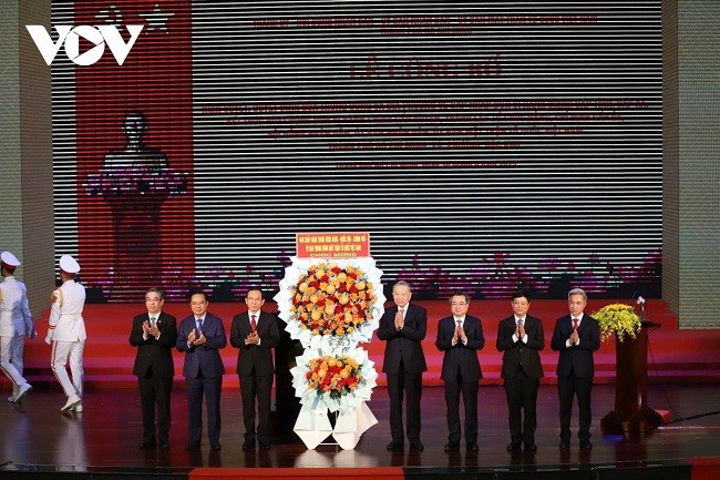 Lãnh đạo Đảng, Nhà nước tặng hoa chúc mừng tại buổi lễ.