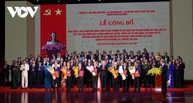 Các đại biểu tại buổi lễ.