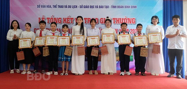 Trao giải cho 10 thí sinh đạt giải nhất tại Cuộc thi. Ảnh: NGỌC NHUẬN