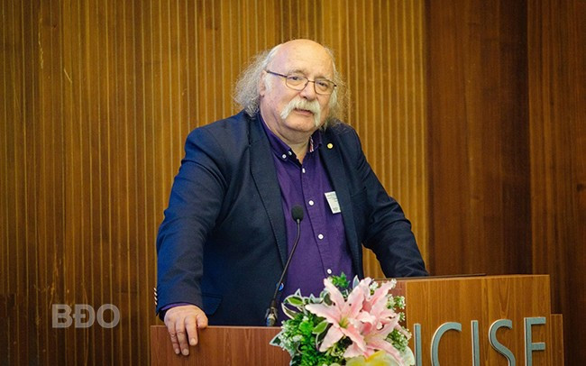 GS Duncan Haldane (ĐH Princeton, Mỹ) - người từng đoạt giải Nobel Vật lý 2016 chia sẻ tại Trường học nâng cao về vật liệu tô pô lượng tử. Ảnh: AN