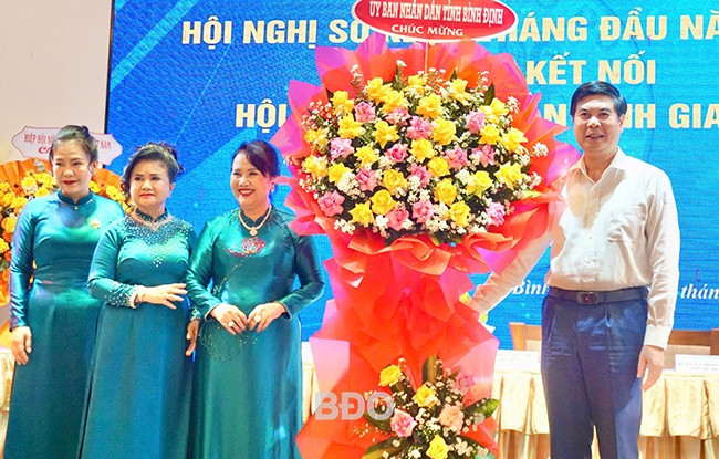 Phó Chủ tịch UBND tỉnh Lâm Hải Giang tặng hoa chúc mừng Hội Nữ doanh nhân tỉnh. Ảnh: T.K Phó Chủ tịch UBND tỉnh Lâm Hải Giang tặng hoa chúc mừng Hội Nữ doanh nhân tỉnh. Ảnh: T.K