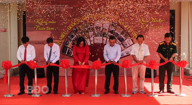 Đại biểu cắt băng khai mạc triển lãm. Ảnh: NGỌC NHUẬN Đại biểu cắt băng khai mạc triển lãm. Ảnh: NGỌC NHUẬN