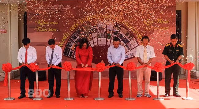 Đại biểu cắt băng khai mạc triển lãm. Ảnh: NGỌC NHUẬN