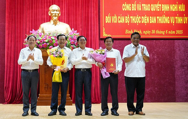 Trao Quyết định nghỉ hưu cho các đồng chí Ủy viên Ban Thường vụ Tỉnh ủy. Ảnh: N.H