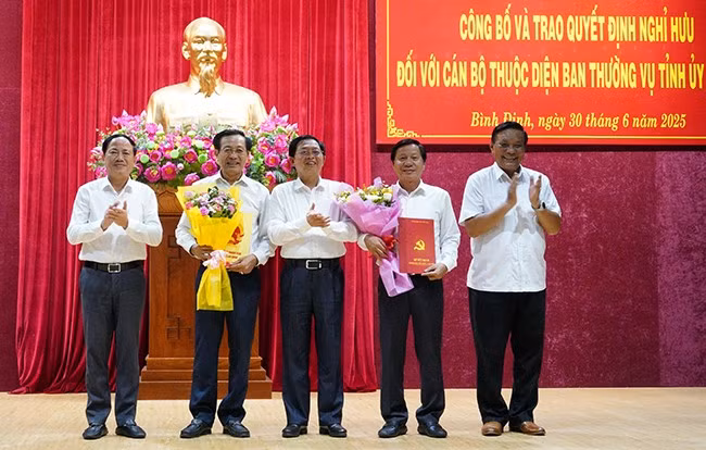 Trao Quyết định nghỉ hưu cho các đồng chí Ủy viên Ban Thường vụ Tỉnh ủy. Ảnh: N.H