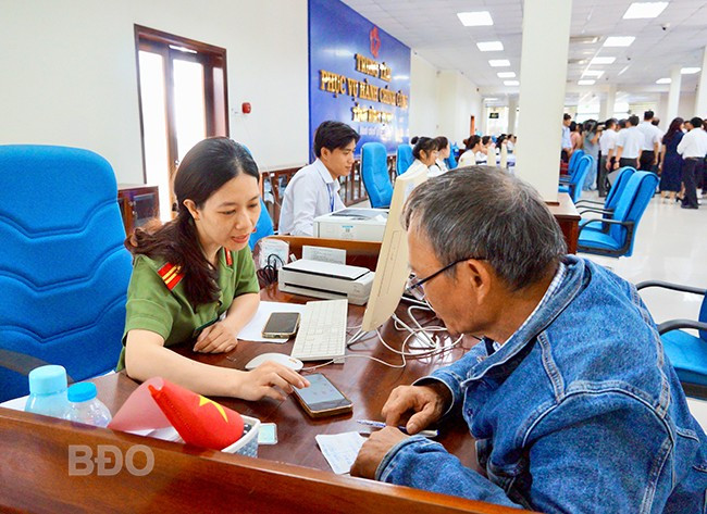 Người dân được hỗ trợ nộp hồ sơ TTHC tại Trung tâm Phục vụ hành chính công tỉnh. Ảnh: N.M