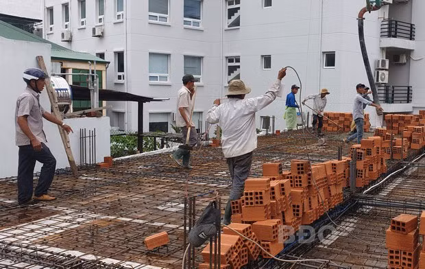 Thi công công trình nhà ở dân dụng là phân khúc gần như dành cho các chủ thầu tự do. - Trong ảnh: Nhóm thợ thi công của ông Phạm Văn Dũng (người ở bìa trái) thi công một ngôi nhà trên đường Nguyễn Thái Học (TP Quy Nhơn).