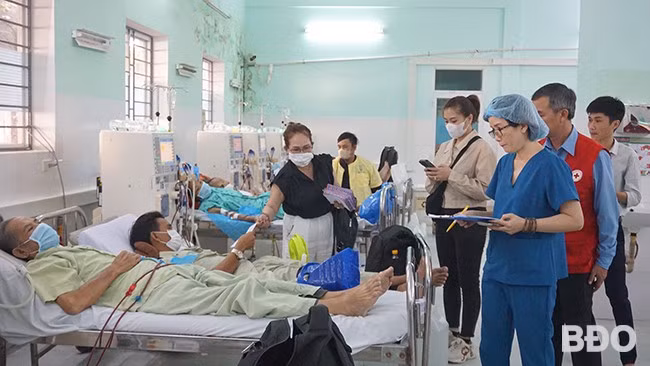 Hội CTĐ tỉnh kết nối nhà hảo tâm tặng quà cho bệnh nhân chạy thận tại Khoa Nội thận - Lọc máu, BVĐK tỉnh. Ảnh: T.K Hội CTĐ tỉnh kết nối nhà hảo tâm tặng quà cho bệnh nhân chạy thận tại Khoa Nội thận - Lọc máu, BVĐK tỉnh. Ảnh: T.K