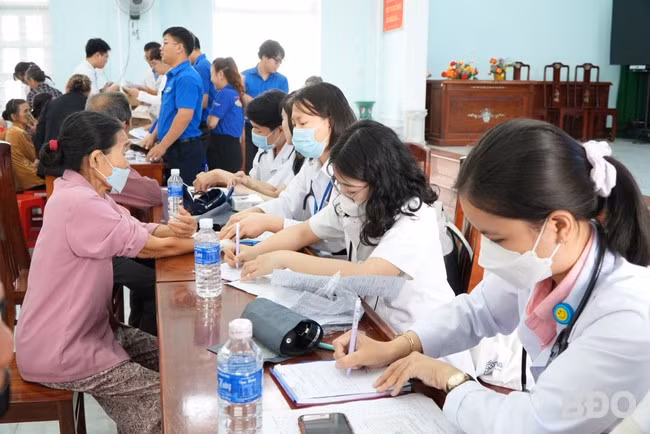 Các y, bác sĩ TTYT huyện Tuy Phước tổ chức khám bệnh,tư vấn sức khỏe và phát thuốc miễn phí cho người dân thuộc hộ nghèo, gia đình chính sách trên địa bàn xãPhước Thắng, ngày 9.3.2024. Ảnh: MỘC MIÊN Các y, bác sĩ TTYT huyện Tuy Phước tổ chức khám bệnh,tư vấn sức khỏe và phát thuốc miễn phí cho người dân thuộc hộ nghèo, gia đình chính sách trên địa bàn xãPhước Thắng, ngày 9.3.2024. Ảnh: MỘC MIÊN