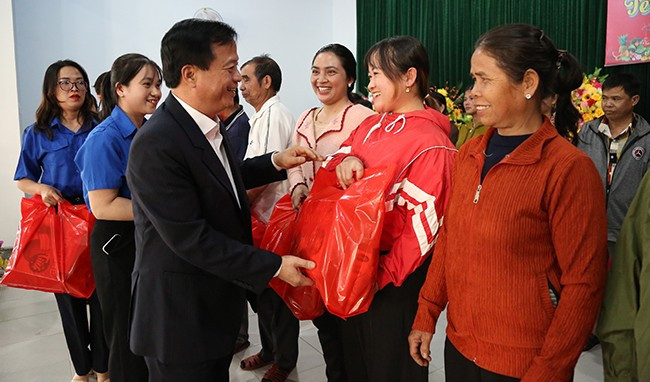 Đồng chí Nguyễn Tuấn Thanh thăm hỏi, động viên và tặng quà Tết cho hộ nghèo, hộ cận nghèo tại thị trấn Vĩnh Thạnh. Ảnh: T.SỸ