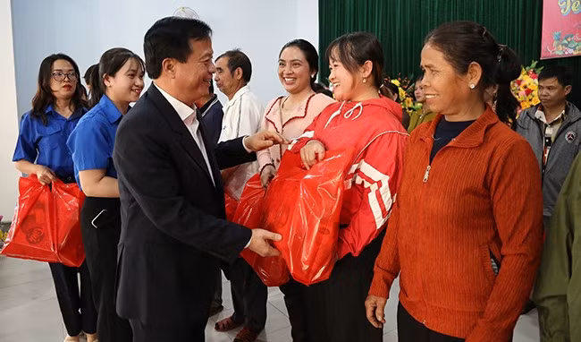 Đồng chí Nguyễn Tuấn Thanh thăm hỏi, động viên và tặng quà Tết cho hộ nghèo, hộ cận nghèo tại thị trấn Vĩnh Thạnh. Ảnh: T.SỸ