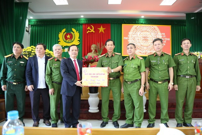 Đồng chí Nguyễn Tuấn Thanh tặng quà cho Phòng CSGT tỉnh, Phòng Cảnh sát PCCC, Phòng Cảnh sát cơ động, Phòng Cảnh sát điều tra (CA tỉnh) và CA TP Quy Nhơn. Ảnh: T.SỸ