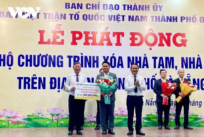 Ông Nguyễn Đình Vĩnh, Phó Bí thư Thường trực Thành ủy Đà Nẵng (người thứ 3, bên phải) và ông Lê Văn Trung, Chủ tịch Ủy ban MTTQVN TP Đà Nẵng tiếp nhận ủng hộ kinh phí từ các doanh nghiệp. Ông Nguyễn Đình Vĩnh, Phó Bí thư Thường trực Thành ủy Đà Nẵng (người thứ 3, bên phải) và ông Lê Văn Trung, Chủ tịch Ủy ban MTTQVN TP Đà Nẵng tiếp nhận ủng hộ kinh phí từ các doanh nghiệp.
