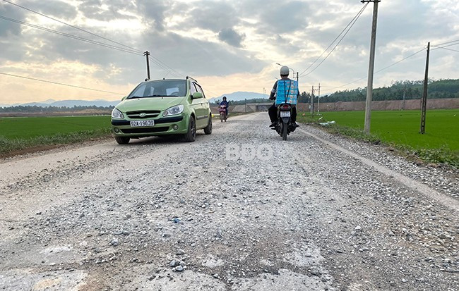 Mặt ĐT 629 qua thôn Long Mỹ (xã Ân Mỹ, huyện Hoài Ân) nham nhở, lởm chởm đá vì sửa chữa sơ sài (ảnh chụp chiều 20.1). Ảnh: N.C Mặt ĐT 629 qua thôn Long Mỹ (xã Ân Mỹ, huyện Hoài Ân) nham nhở, lởm chởm đá vì sửa chữa sơ sài (ảnh chụp chiều 20.1). Ảnh: N.C