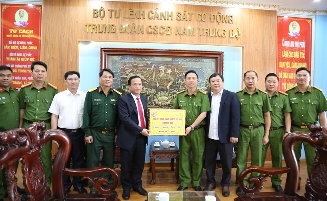 Đại diện Trung đoàn Cảnh sát cơ động nhận quà tặng từ lãnh đạo tỉnh. Ảnh: T.SỸ