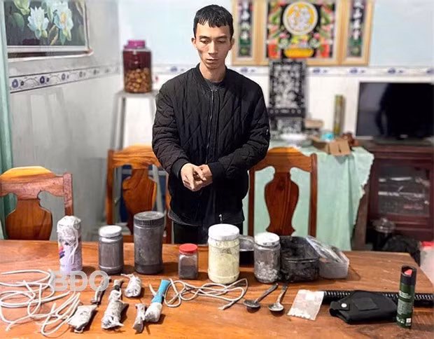 Đối tượng Nguyễn Văn Dương cùng tang vật thu giữ được. Ảnh: CA Tây Sơn