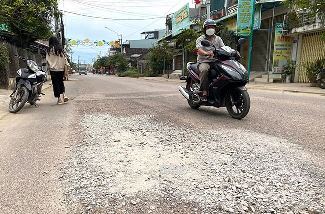 Một ổ voi trên ĐT 638, đoạn qua trung tâm xã Nhơn Lộc (TX An Nhơn) được san lấp bằng đá dăm gây nguy hiểm cho người đi xe máy. Ảnh: N.C Một ổ voi trên ĐT 638, đoạn qua trung tâm xã Nhơn Lộc (TX An Nhơn) được san lấp bằng đá dăm gây nguy hiểm cho người đi xe máy. Ảnh: N.C