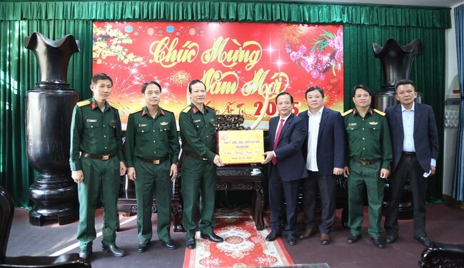 Đồng chí Nguyễn Tuấn Thanh, Phó Chủ tịch Thường trực UBND tỉnh tặng quà cho cán bộ, chiến sĩ Trường Quân sự Quân đoàn 3. Ảnh: T.SỸ