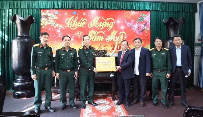 Đồng chí Nguyễn Tuấn Thanh, Phó Chủ tịch Thường trực UBND tỉnh tặng quà cho cán bộ, chiến sĩ Trường Quân sự Quân đoàn 3. Ảnh: T.SỸ