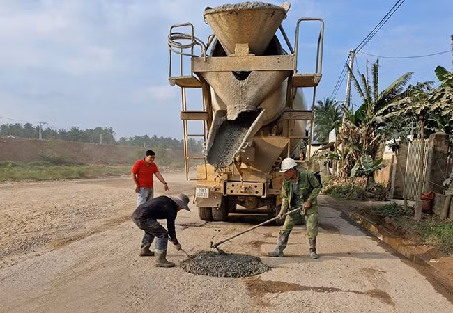 Các nhà thầu triển khai san lấp các ổ gà trên ĐT 630 qua địa bàn TX Hoài Nhơn và huyện Hoài Ân chiều 21.1. Ảnh: Ban QLDA 85