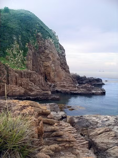 Vách đá cheo leo tại gành Trên là điểm đến hấp dẫn cho nhiều du khách thích khám phá leo núi.