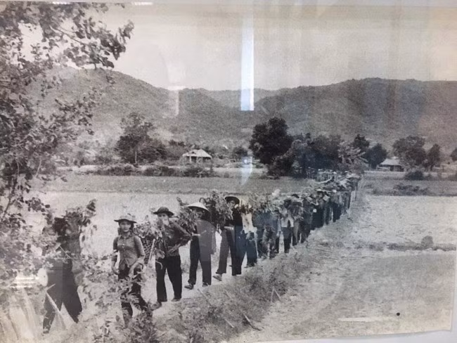 Thanh niên huyện Vĩnh Thạnh gùi hàng phục vụ chiến trường năm 1972. Ảnh tư liệu