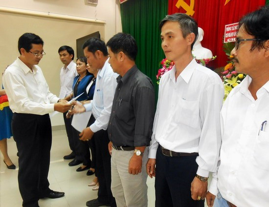 Lãnh đạo Sở Tài nguyên - Môi trường (bìa trái) trao Quyết định bổ nhiệm các chức danh Giám đốc Chi nhánh Văn phòng Đăng ký đất đai ở huyện, thị xã, thành phố.