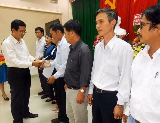 Lãnh đạo Sở Tài nguyên - Môi trường (bìa trái) trao Quyết định bổ nhiệm các chức danh Giám đốc Chi nhánh Văn phòng Đăng ký đất đai ở huyện, thị xã, thành phố.