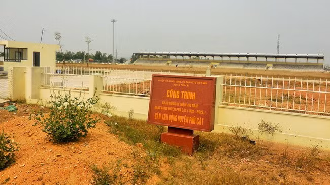 Đến nay, công trình SVĐ huyện Phù Cát vẫn chưa hoàn thiện. Ảnh: C.L