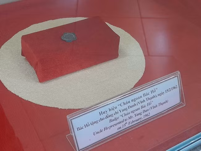 Huy hiệu “Cháu ngoan Bác Hồ” Bác Hồ tặng cho đồng chí Yang Danh (Vĩnh Thạnh) trưng bày tại Bảo tàng tỉnh. Ảnh: H.T