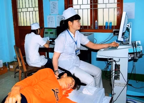 Siêu âm não cho bệnh nhân tại Bệnh viện Tâm thần tỉnh.