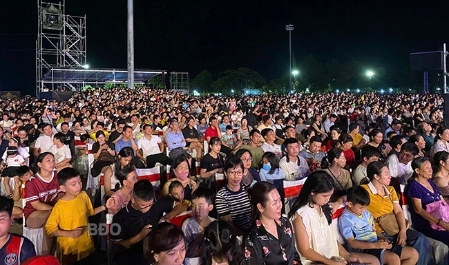 Đông đảo khán giả đến xem chương trình. Đông đảo khán giả đến xem chương trình.