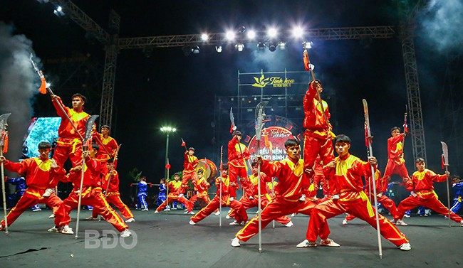 Tiết mục biểu diễn võ Tây Sơn - Bình Định do Đoàn võ cổ truyền Bình Định trình diễn trong chương trình Tinh hoa võ thuật quốc tế. Ảnh: NGUYỄN DŨNG Tiết mục biểu diễn võ Tây Sơn - Bình Định do Đoàn võ cổ truyền Bình Định trình diễn trong chương trình Tinh hoa võ thuật quốc tế. Ảnh: NGUYỄN DŨNG