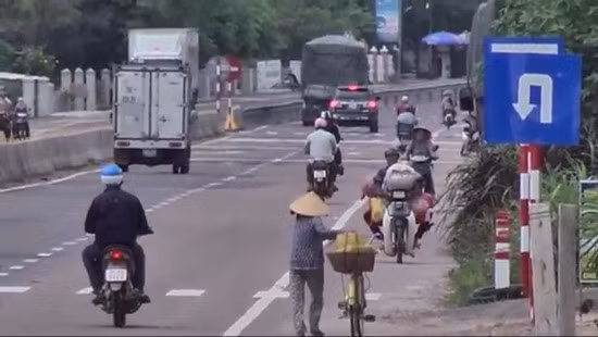 Nhiều người điều khiển phương tiện vô tư chạy ngược chiều trên QL1A đoạn qua huyện Phù Cát. Nhiều người điều khiển phương tiện vô tư chạy ngược chiều trên QL1A đoạn qua huyện Phù Cát.