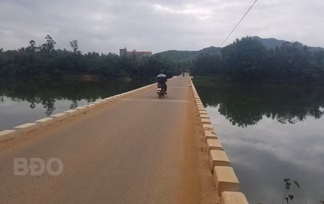 Cầu Mỹ Thành không có lan can bảo vệ nên người và phương tiện khi đi qua cầu vào ban đêm rất nguy hiểm.