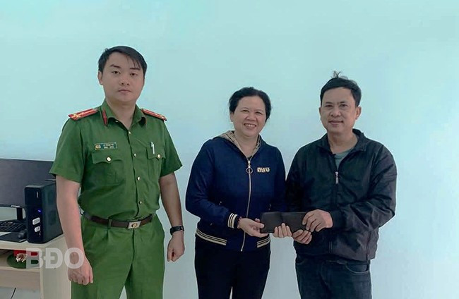 Chị Vân trao lại tài sản cho người anh Hoa trước sự chứng kiến của CA xã Phước Hưng. Ảnh: CA xã Phước Hưng. Chị Vân trao lại tài sản cho người anh Hoa trước sự chứng kiến của CA xã Phước Hưng. Ảnh: CA xã Phước Hưng.