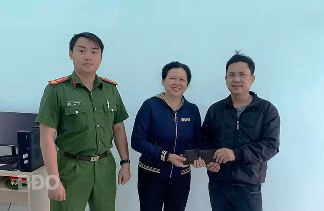 Chị Vân trao lại tài sản cho người anh Hoa trước sự chứng kiến của CA xã Phước Hưng. Ảnh: CA xã Phước Hưng.