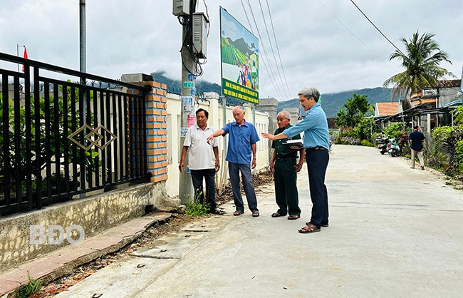 UBND xã Vĩnh Hảo và ban quản lý thôn Định Nhất lấy ý kiến của người dân về việc mở rộng, nâng cấp tuyến đường bê tông đến nhà văn hóa thôn. Ảnh: T.C