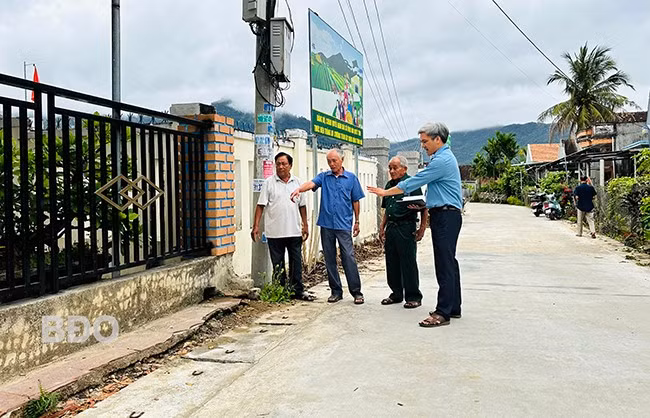 UBND xã Vĩnh Hảo và ban quản lý thôn Định Nhất lấy ý kiến của người dân về việc mở rộng, nâng cấp tuyến đường bê tông đến nhà văn hóa thôn. Ảnh: T.C