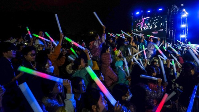 Khán giả hòa ánh sáng đèn led cùng vũ điệu của những ca khúc sôi động trên sân khấu.