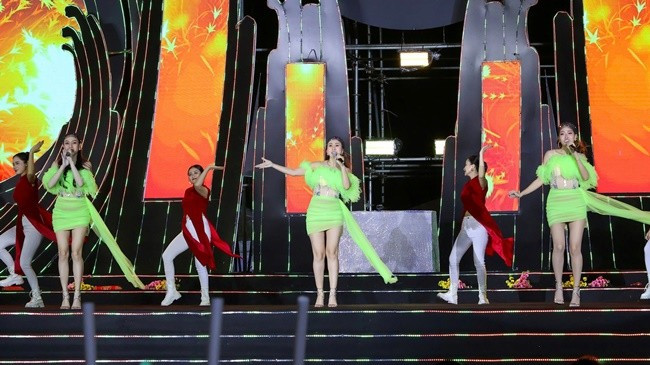 Nhóm Mây Trắng biểu diễn các ca khúc Mùa xuân ơi, Ngày xuân long phụng sum vầy, Lời xuân tạo không khí hân hoan đón chào năm mới.