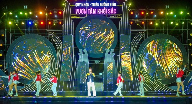 Sự xuất hiện của ca sĩ Bùi Công Nam không khí càng náo nhiệt.