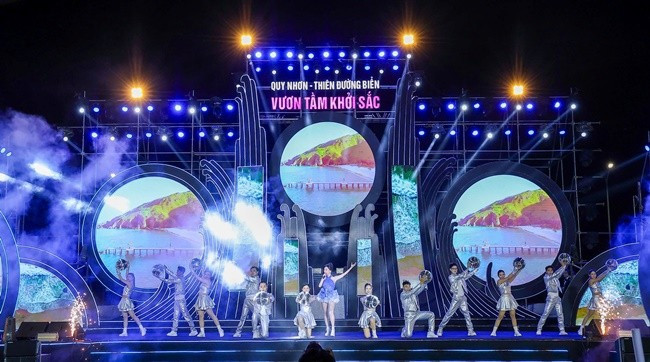 Khai hội với ca khúc Thiên đường biển Quy Nhơn.