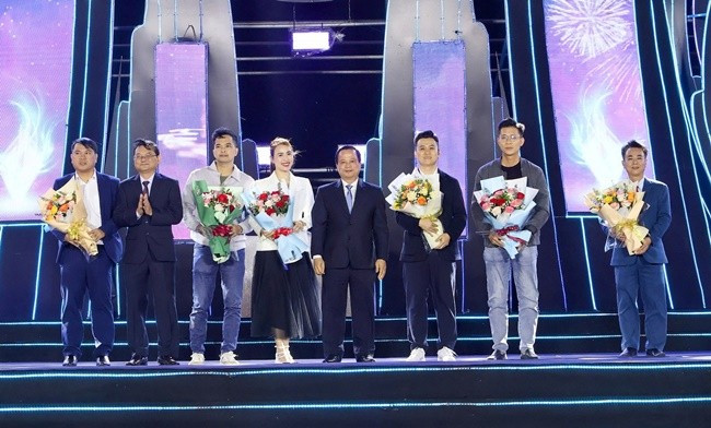 Lãnh đạo tỉnh tặng hoa cho các đơn vị tài trợ chương trình.