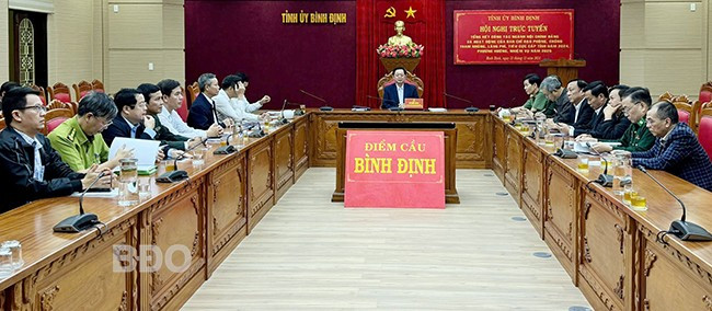 Điểm cầu dự Hội nghị tại Văn phòng Tỉnh ủy, dưới sự chủ trì của Bí thư Tỉnh ủy Hồ Quốc Dũng. Ảnh: N.H Điểm cầu dự Hội nghị tại Văn phòng Tỉnh ủy, dưới sự chủ trì của Bí thư Tỉnh ủy Hồ Quốc Dũng. Ảnh: N.H