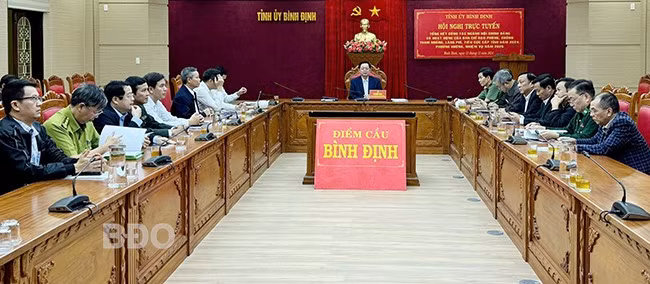 Điểm cầu dự Hội nghị tại Văn phòng Tỉnh ủy, dưới sự chủ trì của Bí thư Tỉnh ủy Hồ Quốc Dũng. Ảnh: N.H