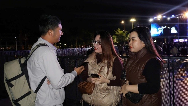Người dân Quy Nhơn chia sẻ cảm xúc với phóng viên Báo Bình Định về chương trình đêm nay.