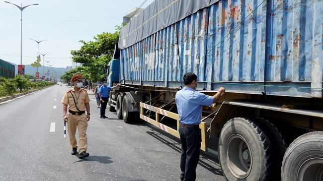 Lực lượng liên ngành kiểm tra kích thước thành thùng xe tại đường Đống Đa, TP Quy Nhơn. Ảnh: K.A