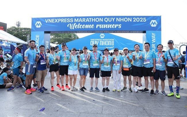 Chủ tịch UBND tỉnh Phạm Anh Tuấn tham dự cự ly 5 km tại VnExpress Marathon Quy Nhon 2025 ảnh 13